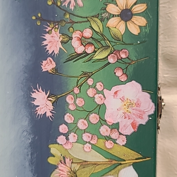 HANDCRAFTED & DECORATED FENCED IN GARDEN WOODEN BOX - Picture 3 of 14